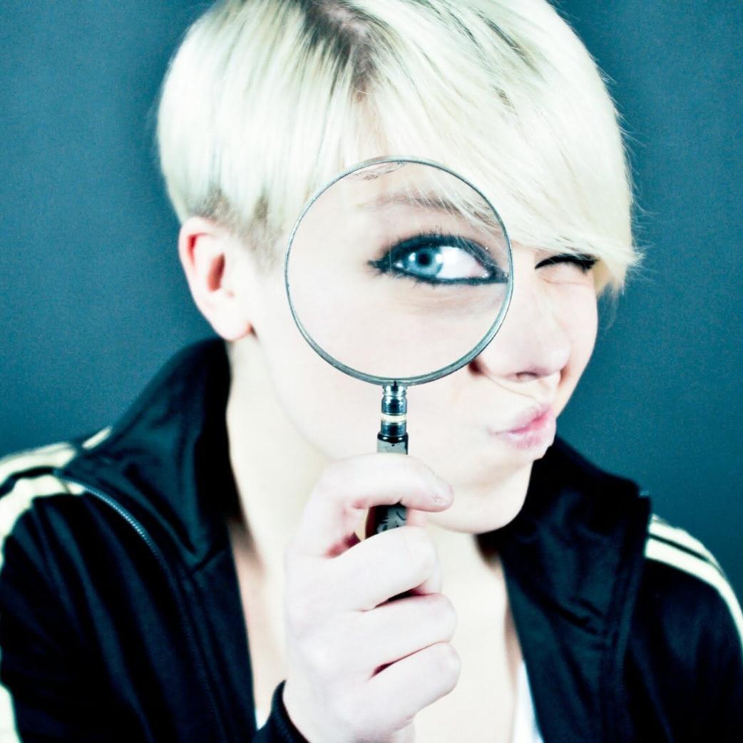 Frau schaut durch eine Lupe (c) Foto by Emiliano Vittoriosi on Unsplash Frau schaut durch eine Lupe